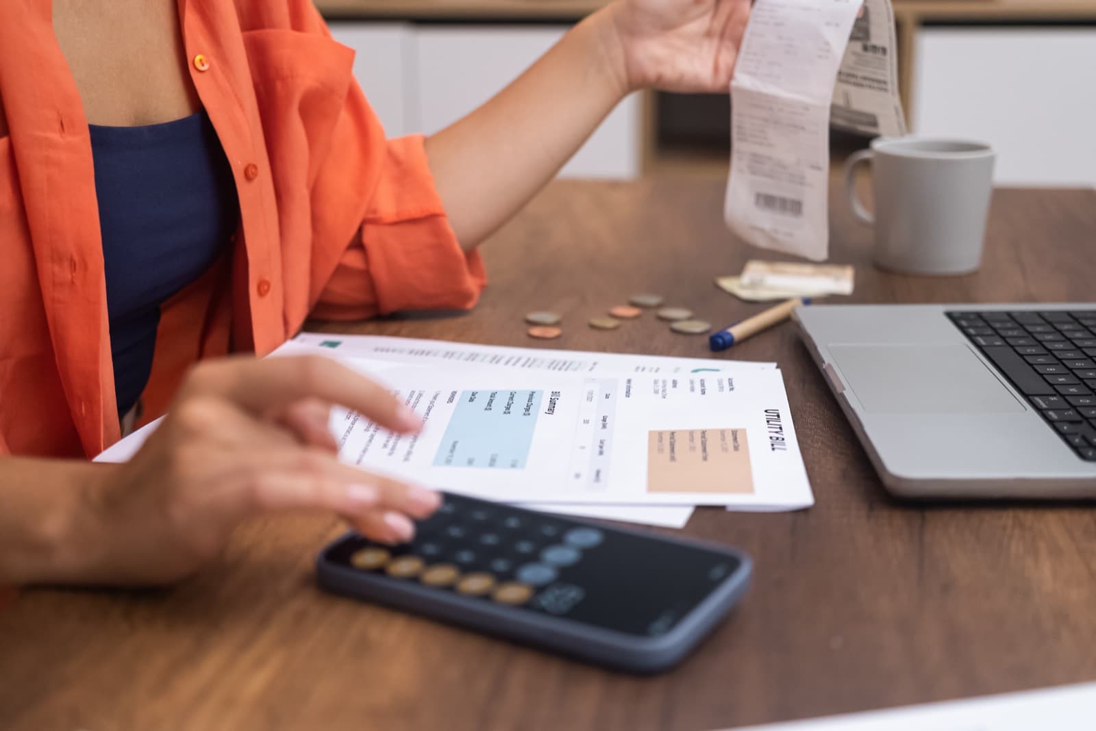 Facturas y un portátil sobre la mesa de trabajo de una autónoma