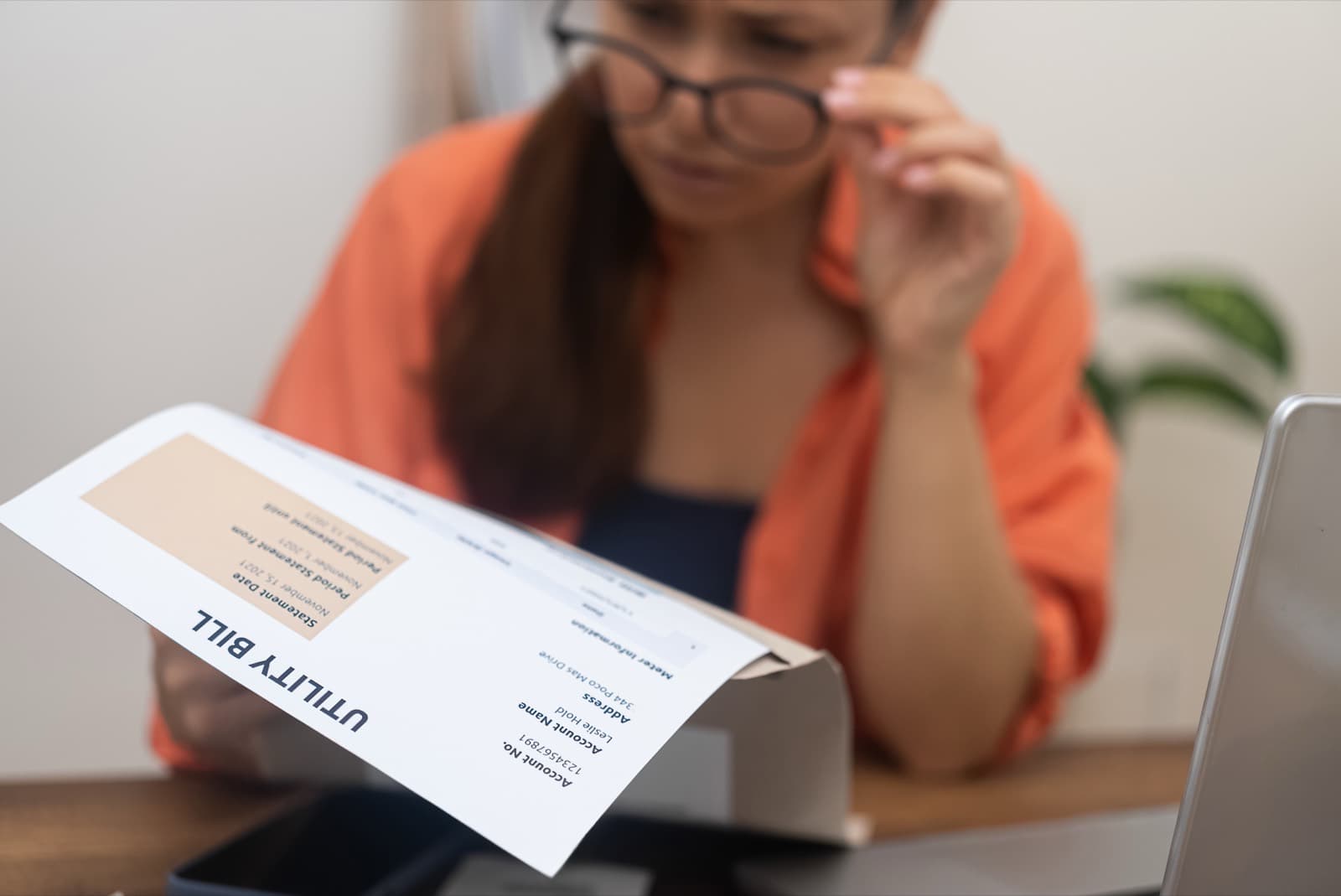 Autónoma revisando una factura en papel sobre su escritorio